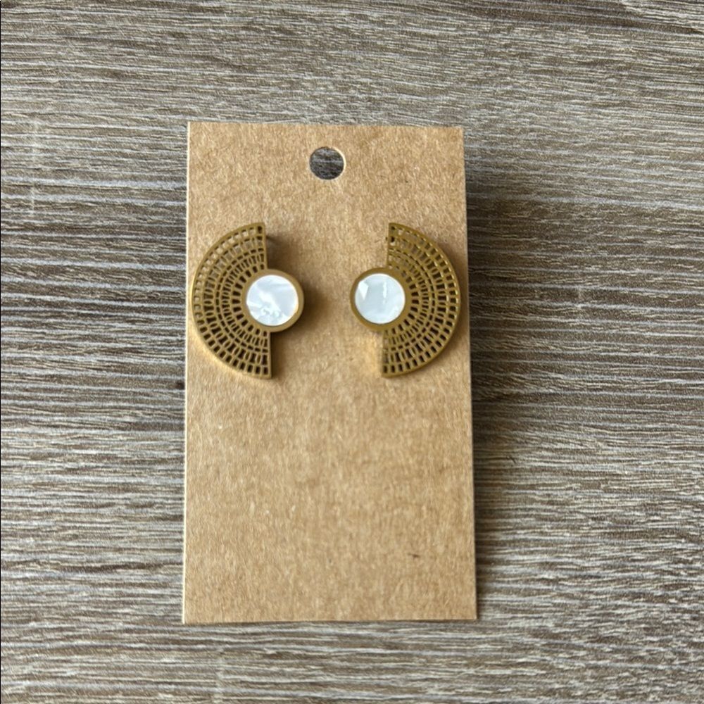 Elegant Gold and White Earrings A1302